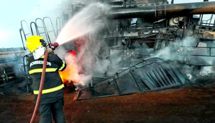 Colheitadeira-cdestruida-incendio-Matupa-fevereiro-2025-assessoriajpg-696x378