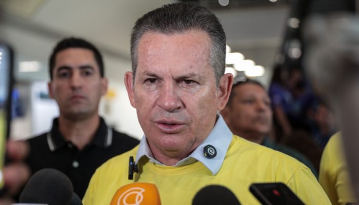 Governador-acompanha-embarque-de-estudantes-da-Rede-Estadual-para-intercambio-na-Inglaterra-4600