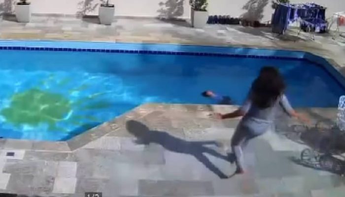 criaca-boia-piscina