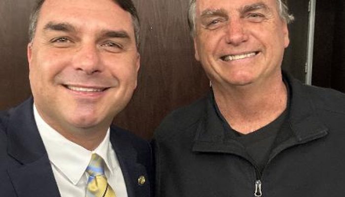 flavio-bolsonaro-e-jair-bolsonaro-1680195744403_v2_450x450