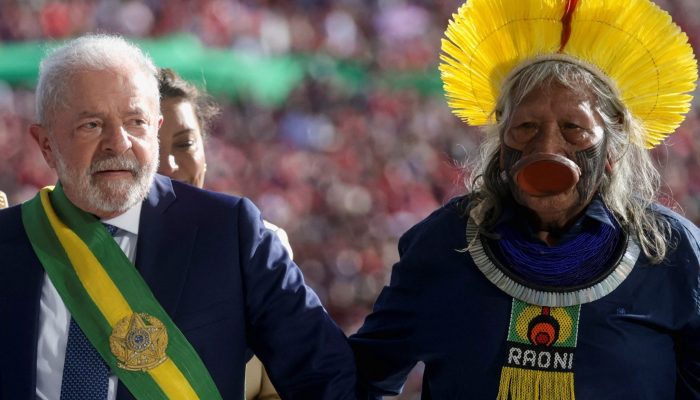 lula-e-o-cacique-raoni-caminham-para-a-cerimonia-de-posse-no-palacio-do-planalto-1672605981978_v2_4x3